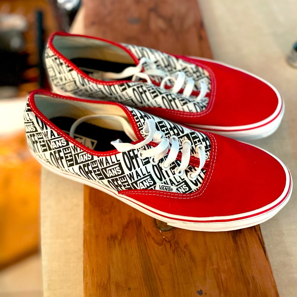 Vans, low cut sneaker / red & off the wall print